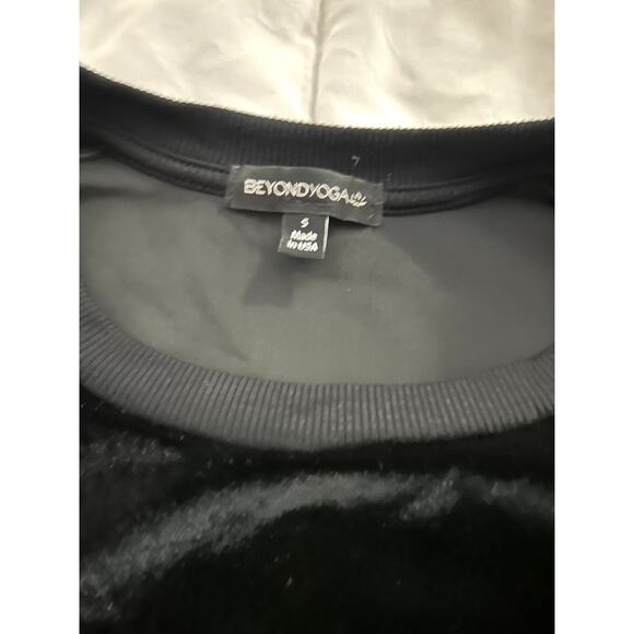Beyond Yoga Black  Cropped Velvet Pullover Size Small - Picture 10 of 10